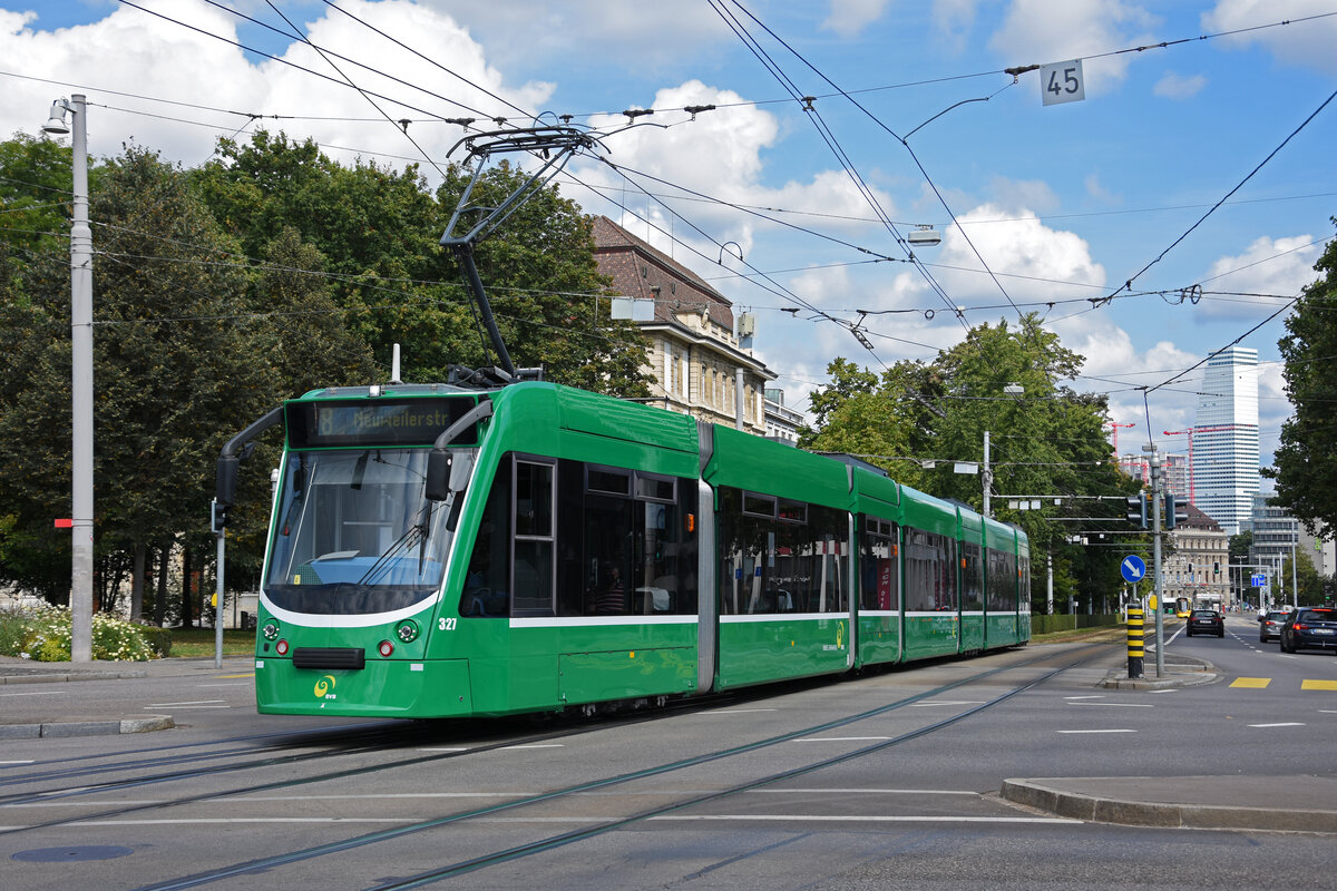 Be 6/8 Combino 327, auf der Linie 8, fährt zur Haltestelle am Bahnhof SBB. Die Aufnahme stammt vom 12.09.2021.