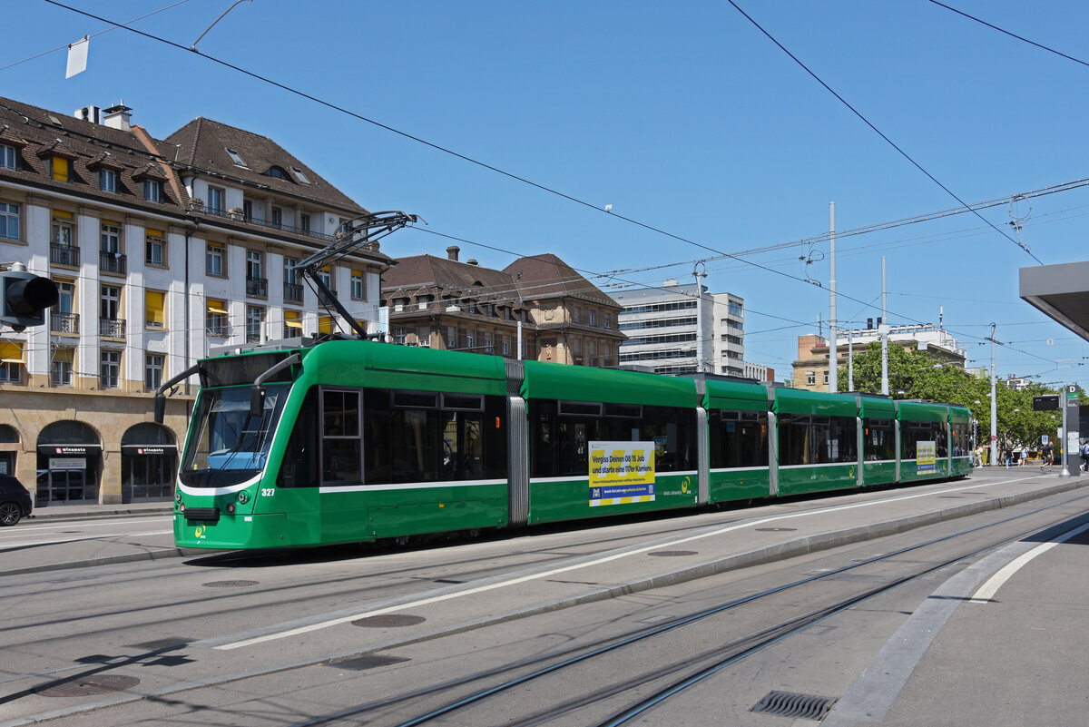 Be 6/8 Combino 327, auf der Linie 2, bedient die Haltestelle am badischen Bahnhof. Die Aufnahme stammt vom 23.06.2022.