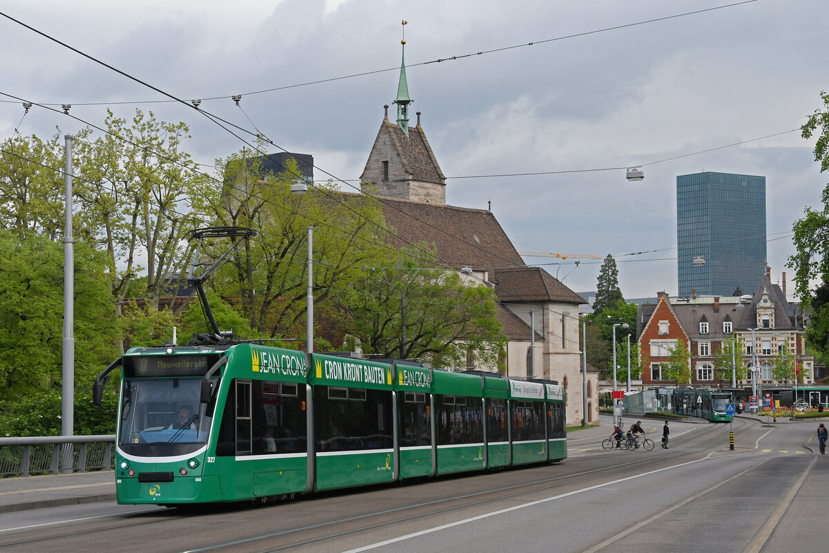 Be 6/8 Combino 327, auf der wegen einer Grossbaustelle am Steinenberg umgeleiteten Linie 8, überquert am 15.04.2024 die Wettsteinbrücke.