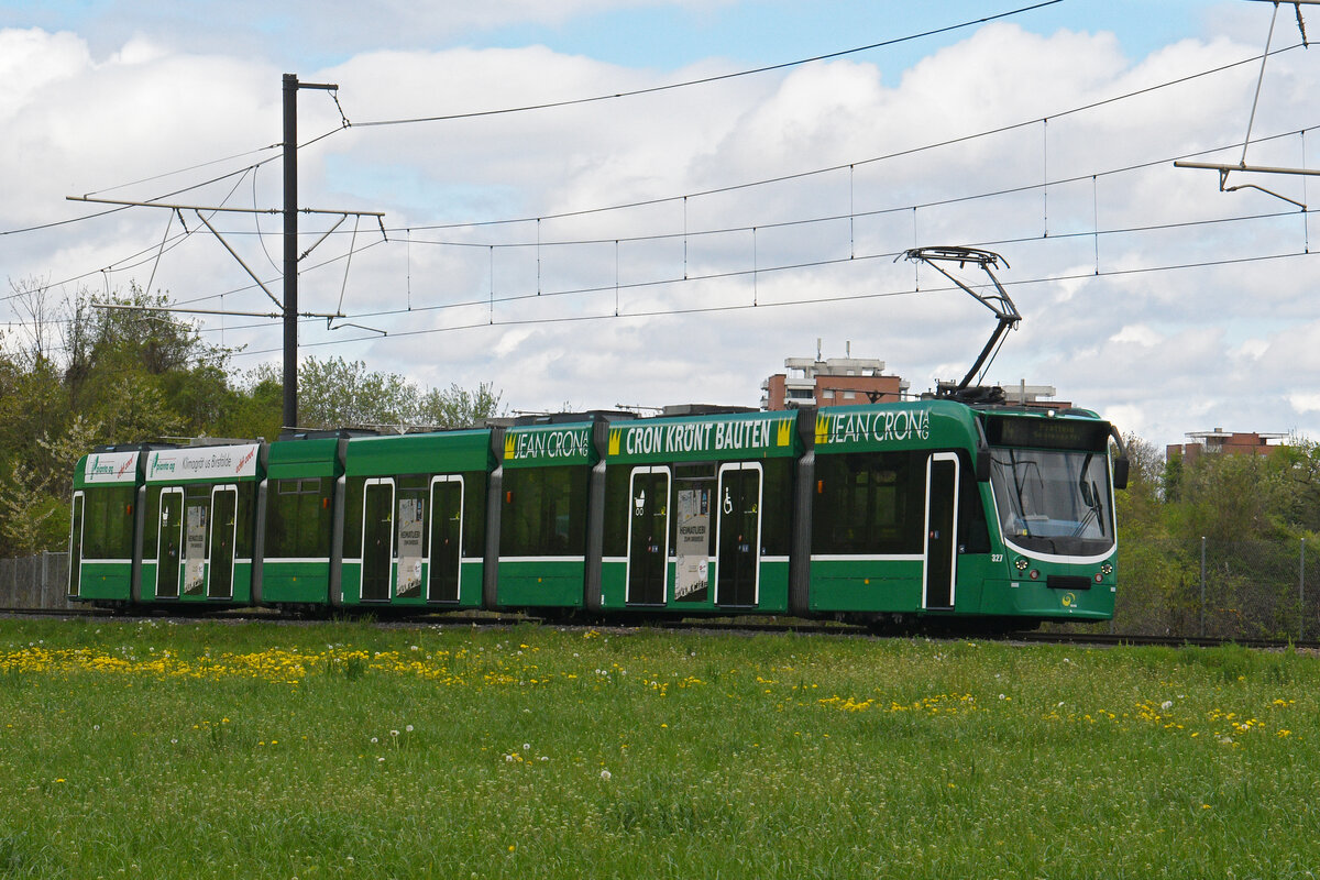 Be 6/8 Combino 327, auf der Linie 14, fährt am 14.04.2025 zur Haltestelle Lachmatt. Aufnahme Muttenz.