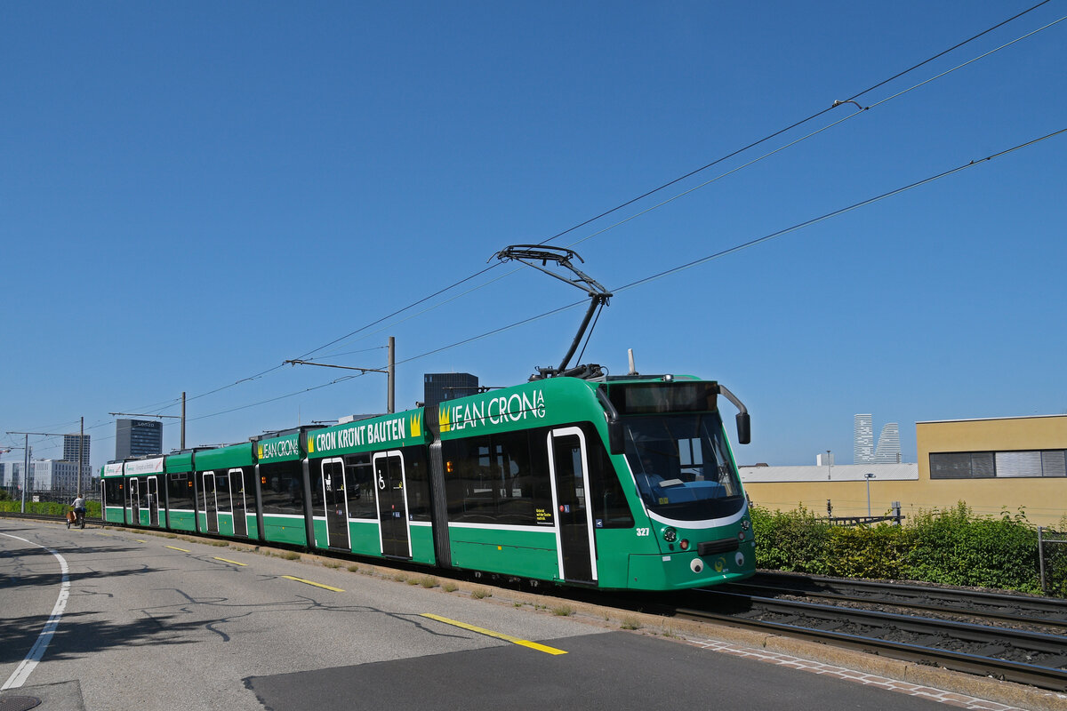 Be 6/8 Combino 327, auf der wegen einer Grossbaustelle umgeleiteten Linie 14, fährt am zur Endstation M-Parc beim Depot Dreispitz. Aufnahme Basel.