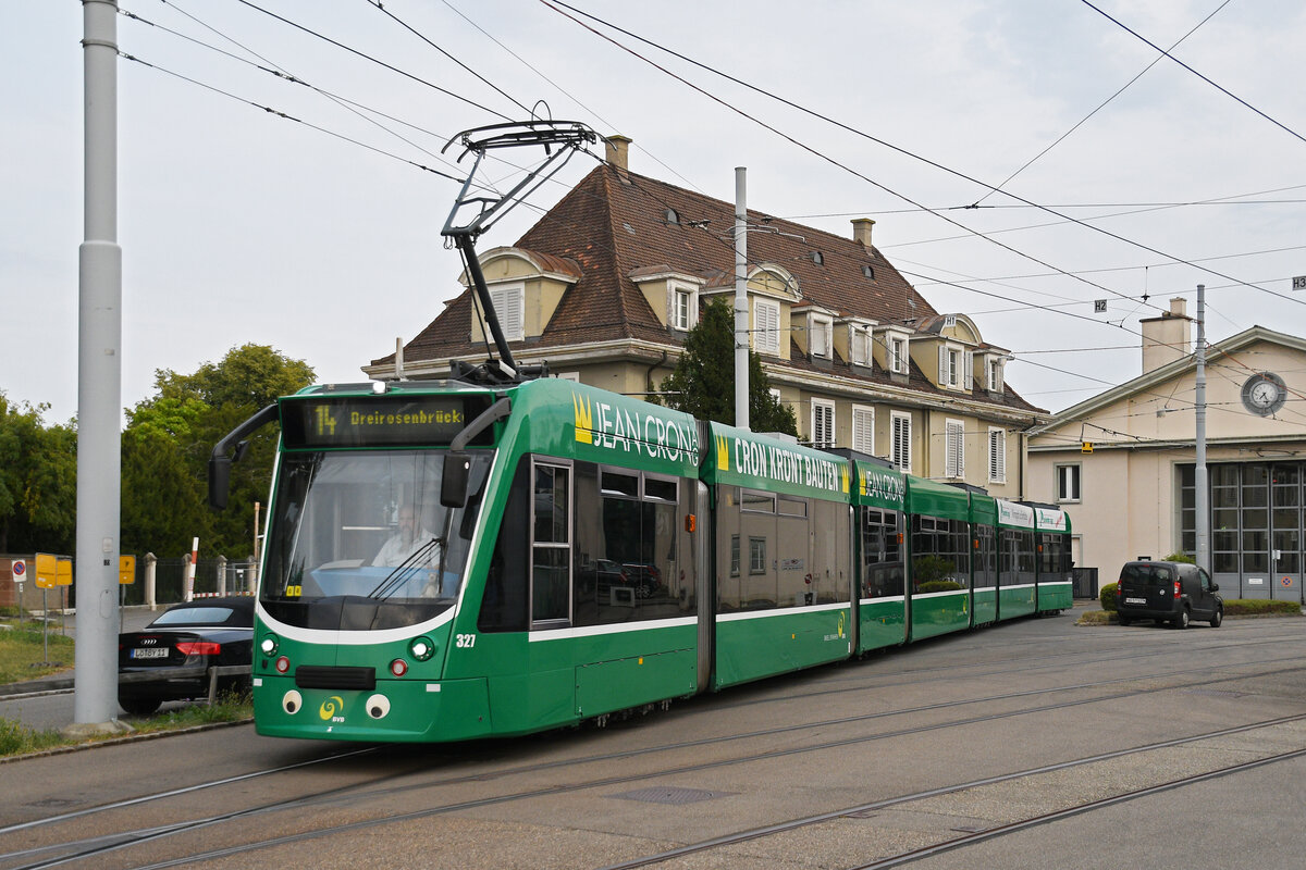 Be 6/8 Combino 327, auf der wegen einer Grossbaustelle umgeleiteten Linie 14, wendet am 19.08.2025 in der Schlaufe beim Depot Dreispitz. Aufnahme Basel.