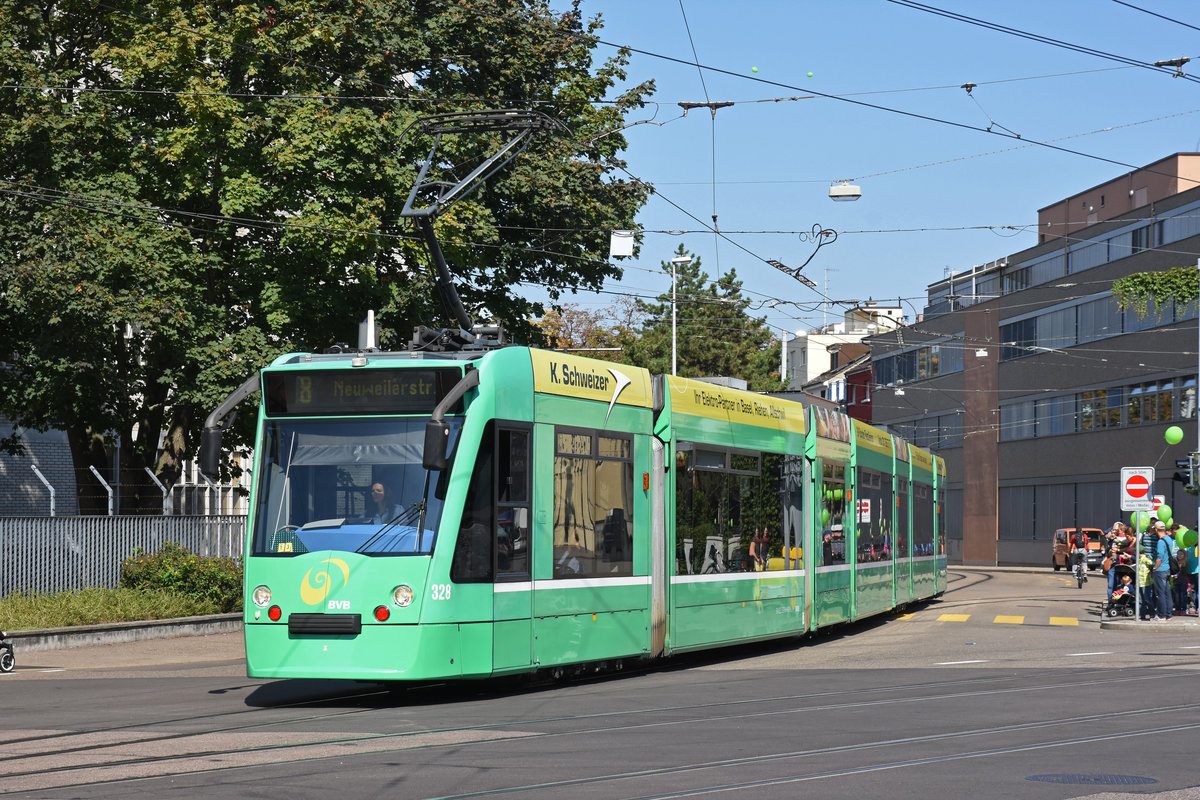 Be 6/8 Combino 328, auf der Linie 8, fährt zu Haltestelle CIBA. Die Aufnahme stammt vom 08.09.2018.