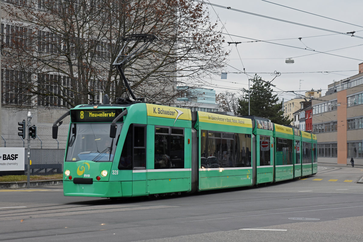Be 6/8 Combino 328, auf der Linie 8, fährt zur Haltestelle CIBA. Die Aufnahme stammt vom 28.12.2018.