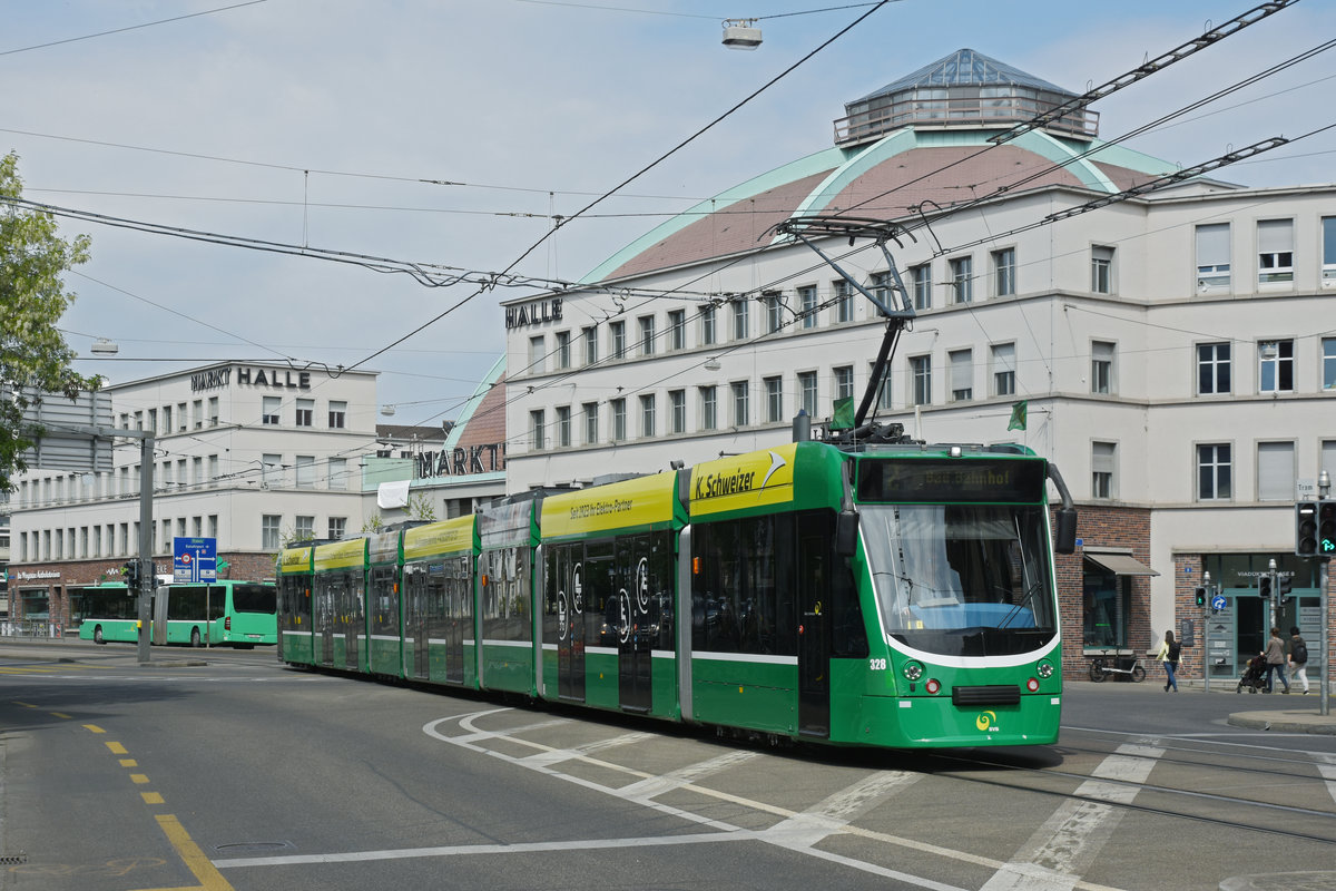 Be 6/8 Combino 328, auf der Linie 2, fährt zur Haltestelle am Bahnhof SBB. Die Aufnahme stammt vom 26.04.2020.