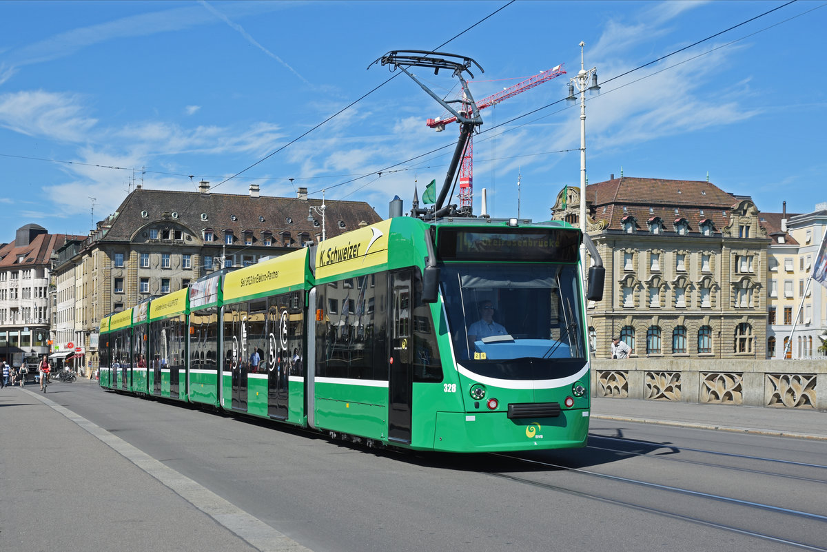 Be 6/8 Combino 328, auf der Linie 14, überquert die Mittlere Rheinbrücke. Die Aufnahme stammt vom 09.07.2020.