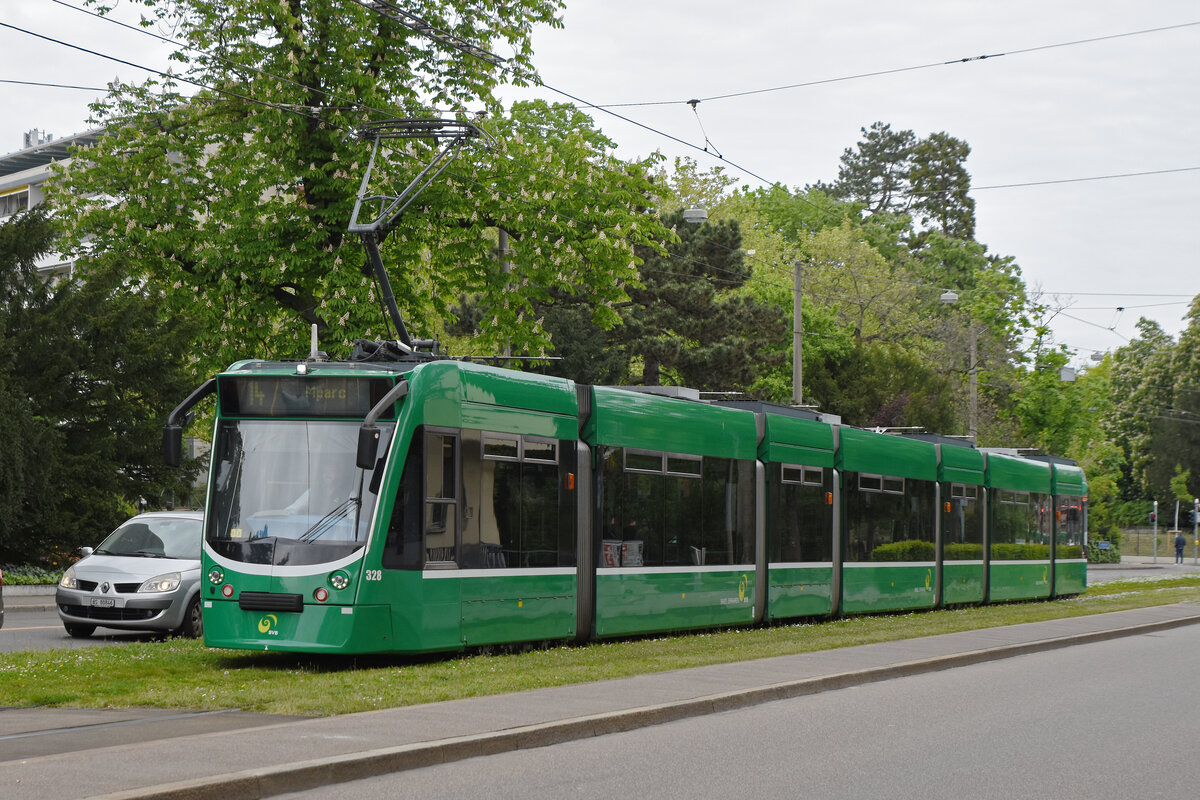 Be 6/8 Combino 328, auf der wegen einer Grossbaustelle zwischen Hardstrasse und Pratteln umgeleiteten Linie 14, fährt am 29.04.2024 zur Haltestelle Grosspeterstrasse.