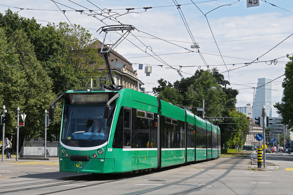 Be 6/8 Combino 328, auf der Linie 8, fährt am 14.07.2025 zur Haltestelle am Bahnhof SBB. Aufnahme Basel.