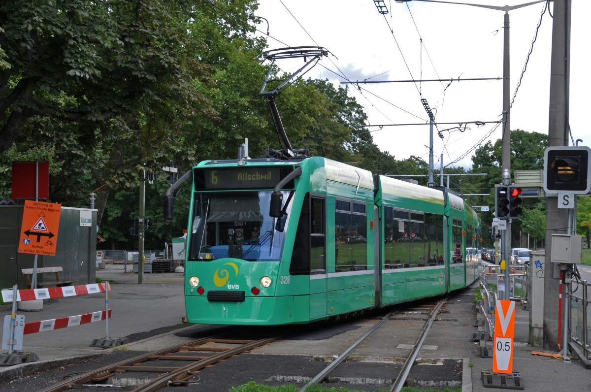 Be 6/8 Combino 328 verlässt den Einspurigen Abschnitt bei der Haltestelle Eglisee. Die Aufnahme stammt vom 16.08.2014.