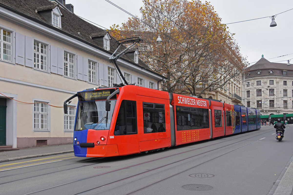Be 6/8 Combino 603 FC Basel, auf der Linie 8, fährt den Steinenberg hinunter zur Haltestelle Barfüsserplatz. Die Aufnahme stammt vom 24.11.2021.