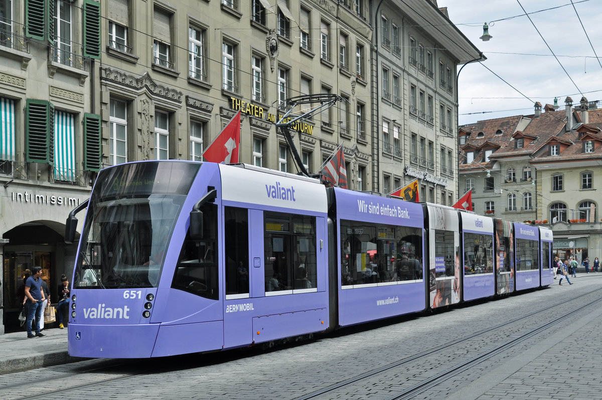 Be 6/8 Combino 651, mit der Werbung für die Bank Valiant, auf der Linie 9, bedient die Haltestelle beim Theater Käfigturm. Die Aufnahme stammt vom 09.06.2017.