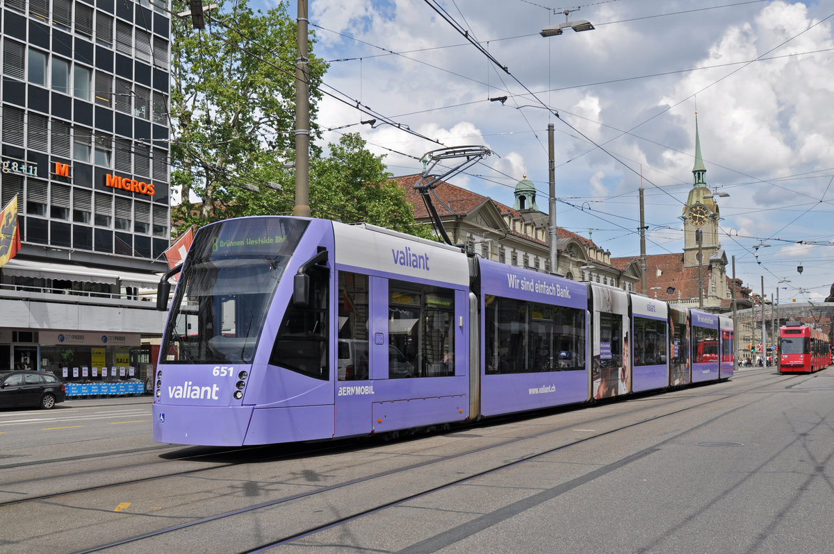 Be 6/8 Combino 651 mit einer Werbung für die Bank Valiant, auf der Linie 8, fährt zur Haltestelle beim Bubenbergplatz. Die Aufnahme stammt vom 22.05.2018.