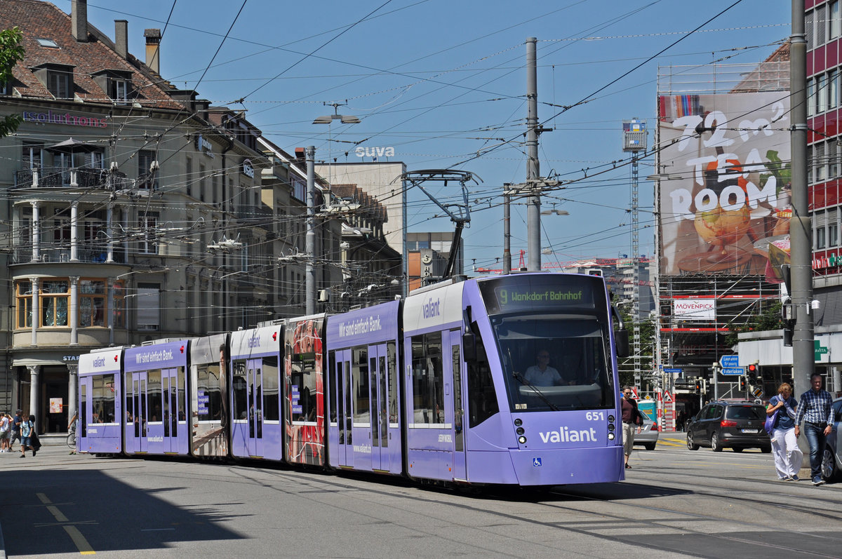 Be 6/8 Combino 651 mit der Werbung für die Bank Valiant, auf der Linie 9, fährt zur Haltestelle beim Bahnhof Bern. Die Aufnahme stammt vom 09.07.2018.