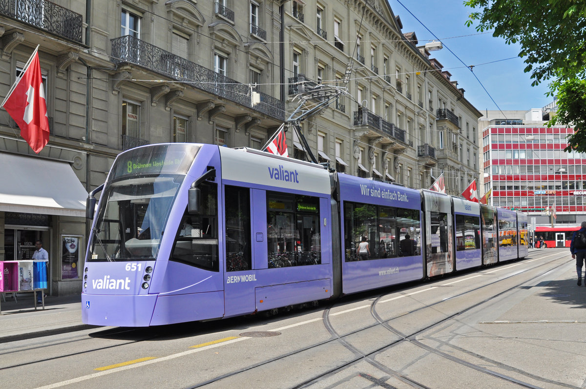 Be 6/8 Combino 651 mit der Werbung für die Bank Valiant, auf der Linie 8, bedient die Haltestelle Hirschengraben. Die Aufnahme stammt vom 22.05.2018.