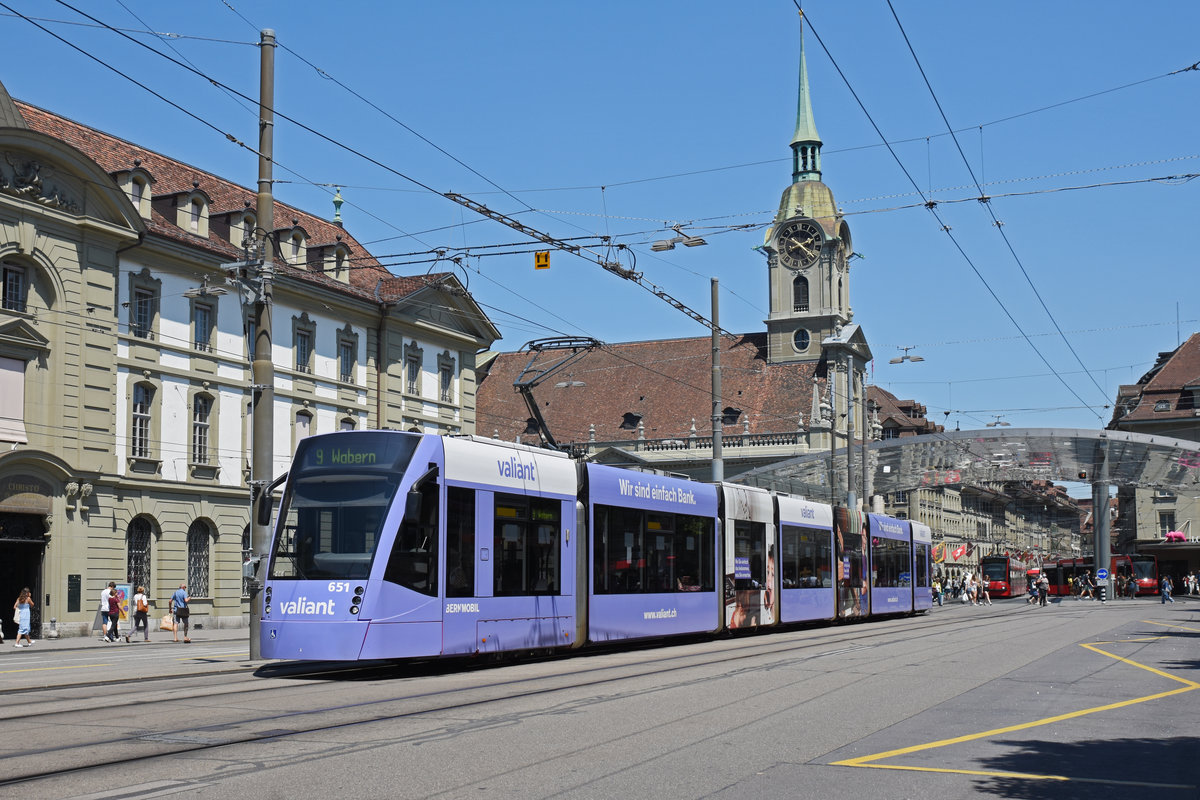 Be 6/8 Combino 651 mit der Werbung für die Bank Valiant, auf der Linie 9, fährt zur Haltestelle Hirschengraben. Die Aufnahme stammt vom 24.06.2020.