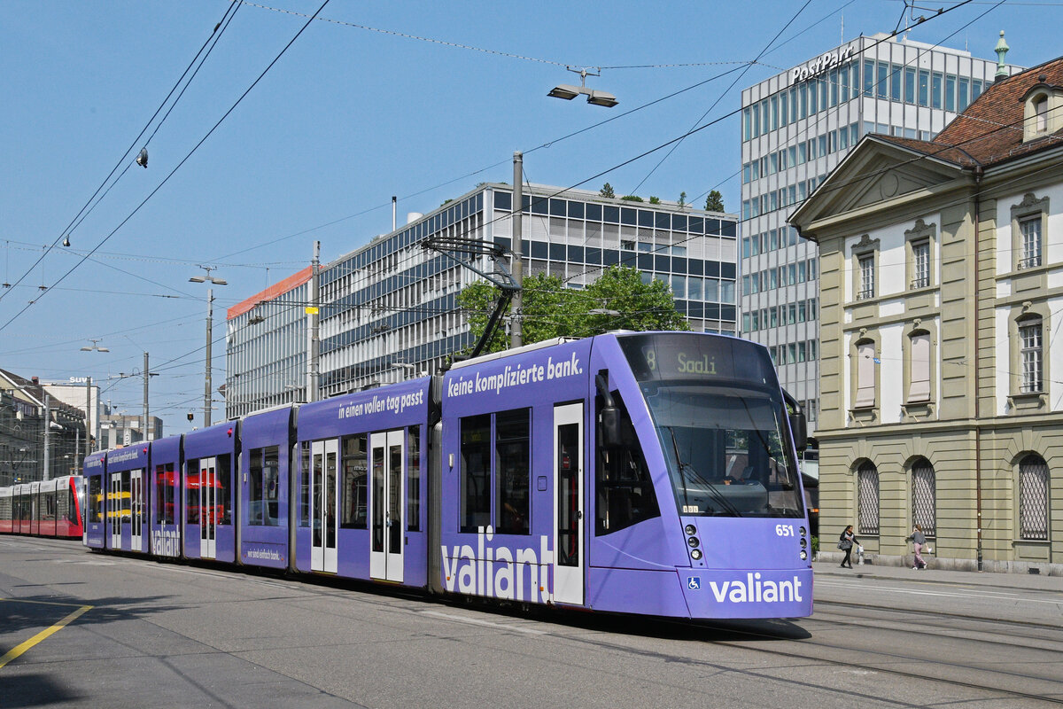 Be 6/8 Combino 651 mit der Werbung für die Bank Valiant, auf der Linie 8, fährt am 11.06.2025 zur Haltestelle beim Bahnhof Bern.