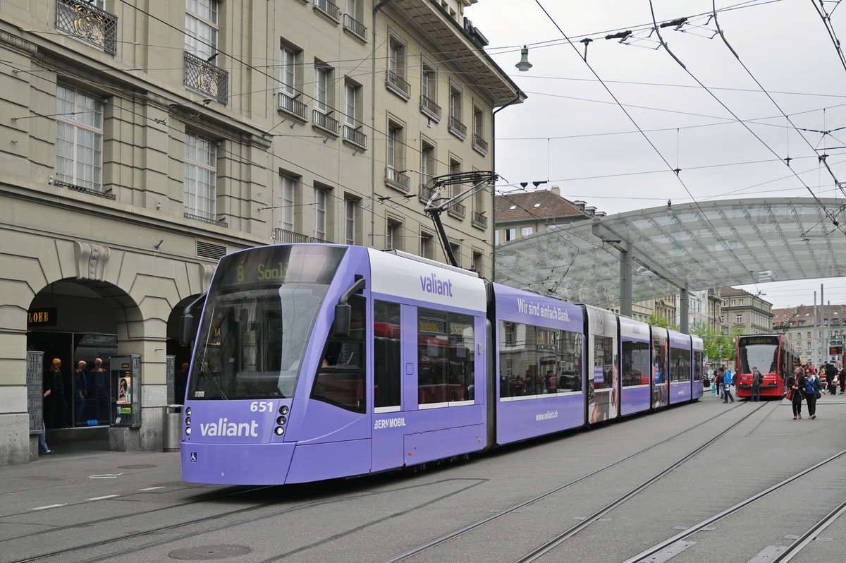 Be 6/8 Combino 651, mit einer Werbung für die Bank Valiant, verlässt die Haltestelle beim Bahnhof Bern. Die Aufnahme stammt vom 09.05.2016.