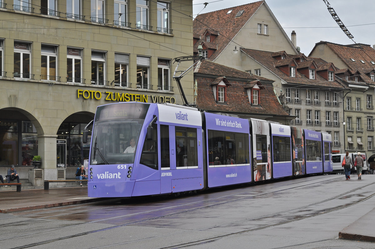 Be 6/8 Combino 651 mit der Werbung für die Valiant Bank, auf der Linie 8, bedient die Haltestelle beim Casinoplatz. Die Aufnahme stammt vom 09.05.2016.