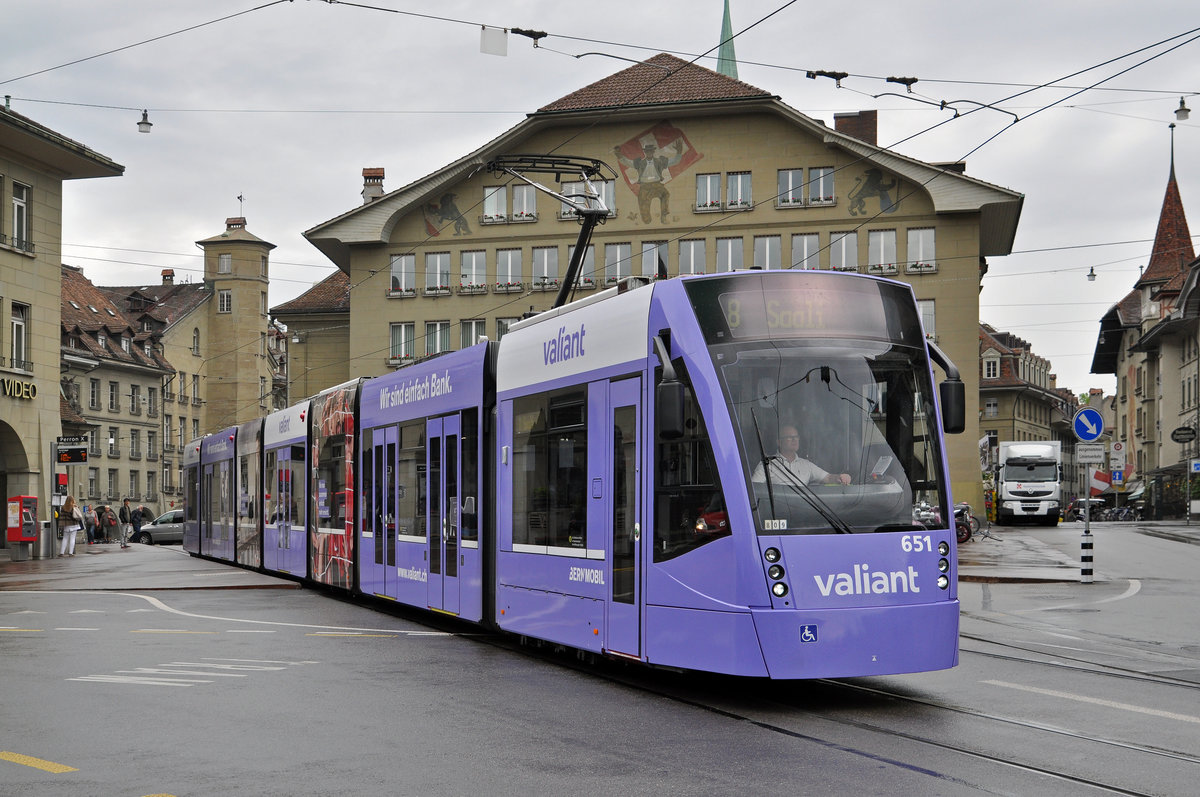 Be 6/8 Combino 651, mit einer Werbung für die Bank Valiant, verlässt die Haltestelle beim Casinoplatz. Die Aufnahme stammt vom 09.05.2016.