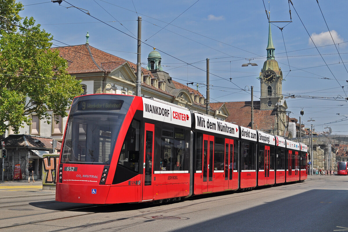 Be 6/8 Combino 652, auf der Linie 9, fährt am 12.08.2015 zur Haltestelle beim Bahnhof Bern.