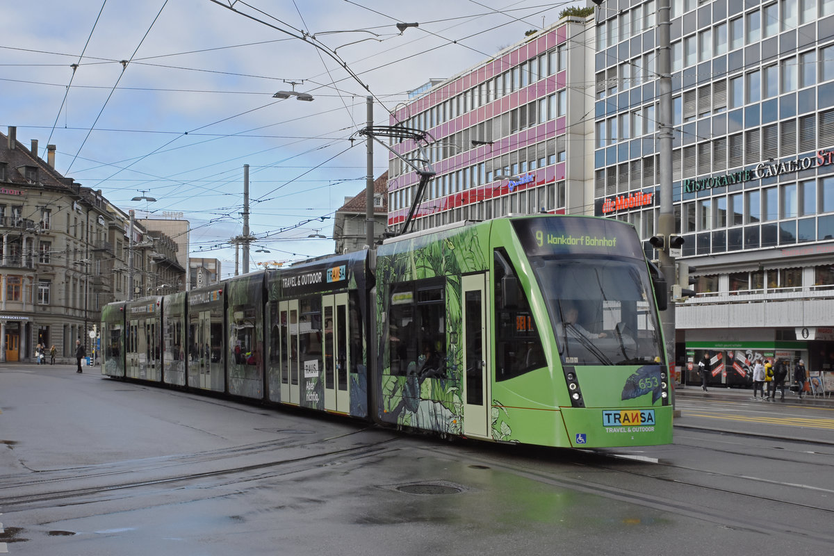 Be 6/8 Combino 653 mit der TRANSA Werbung, auf der Linie 9, fährt zur Haltestelle beim Bahnhof Bern. Die Aufnahme stammt vom 21.12.2019.