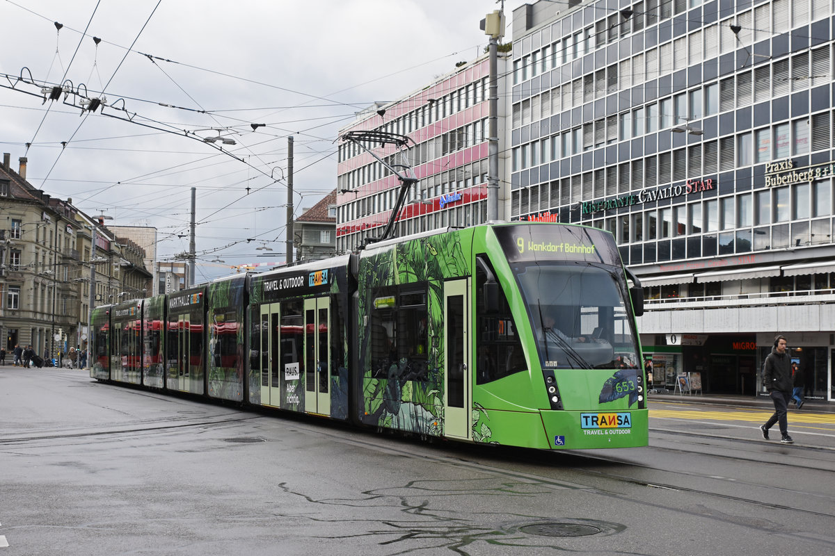Be 6/8 Combino 653 mit der TRANSA Werbung, auf der Linie 9, verlässt die Haltestelle Hirschengraben. Die Aufnahme stammt vom 21.12.2019.