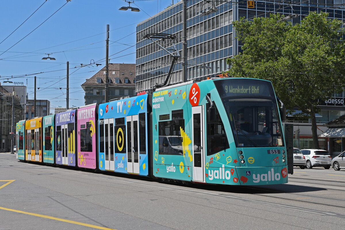 Be 6/8 Combino 653 mit der Yallo Werbung, auf der Linie 9, fährt am 20.07.2023 zur Haltestelle beim Bahnhof Bern.