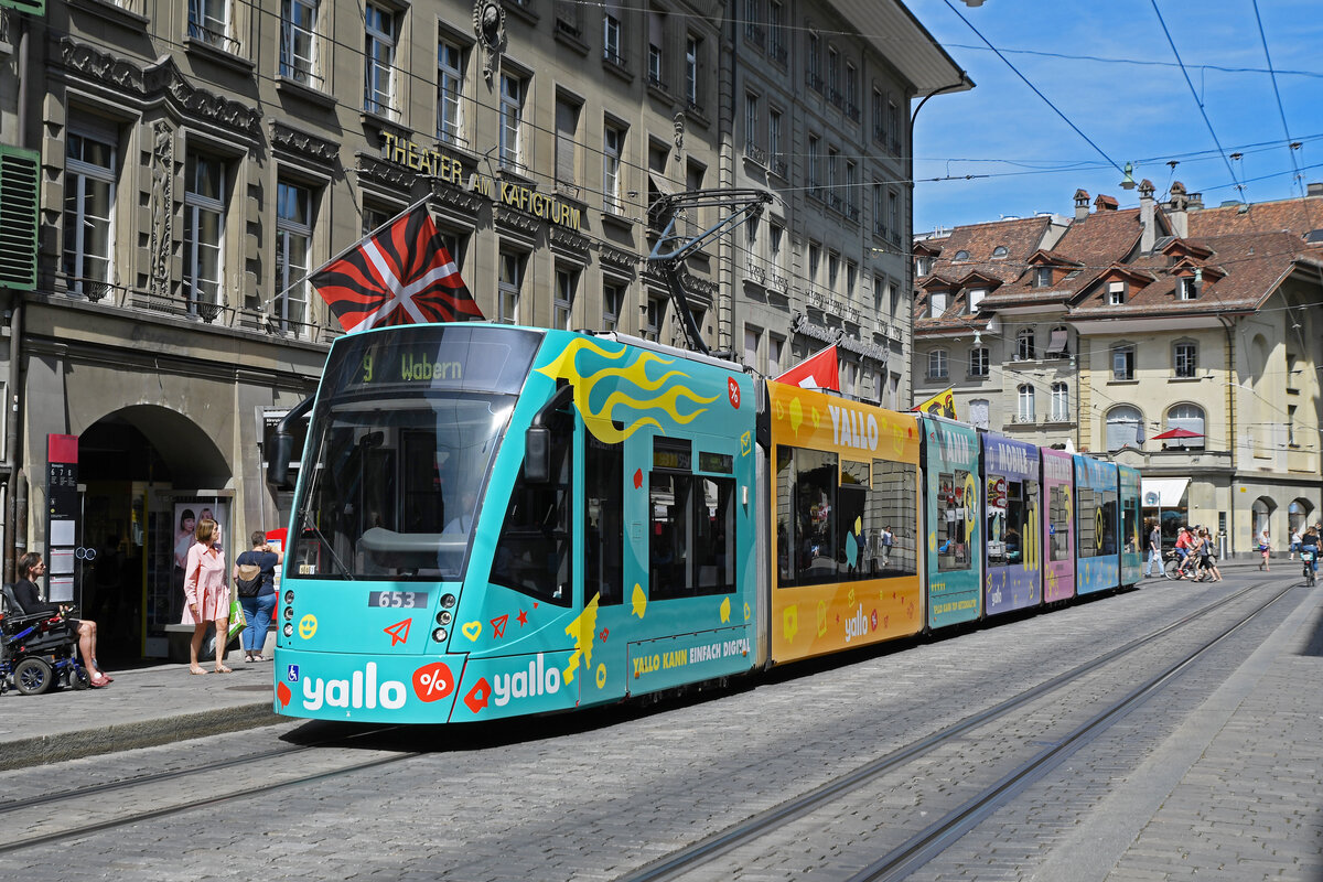 Be 6/8 Combino 653 mit der Yallo Werbung, auf der Linie 9, bedient am 20.07.2023 die Haltestelle Bärenplatz.
