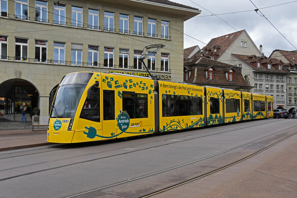 Be 6/8 Combino 653  Unser Antrieb ist Grün, die Post in Bern Klimaneutral , auf der Linie 8, fährt am 17.04.2023 bei der Haltestelle Zytglogge ein.