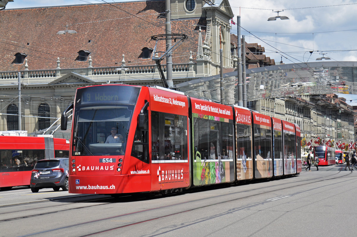 Be 6/8 Combino 654 mit der Bauhaus Werbung, auf der Linie 9, fährt zur Haltestelle beim Bubenbergplatz. Die Aufnahme stammt vom 22.05.2018.