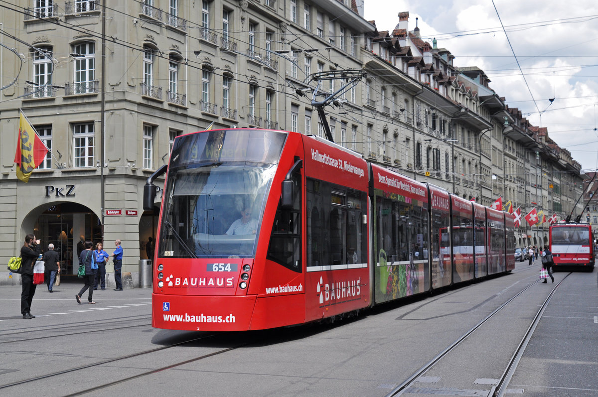 Be 6/8 Combino 654 mit der Bauhaus Werbung, auf der Linie 9, fährt zur Haltestelle beim Bahnhof Bern. Die Aufnahme stammt vom 22.05.2016.