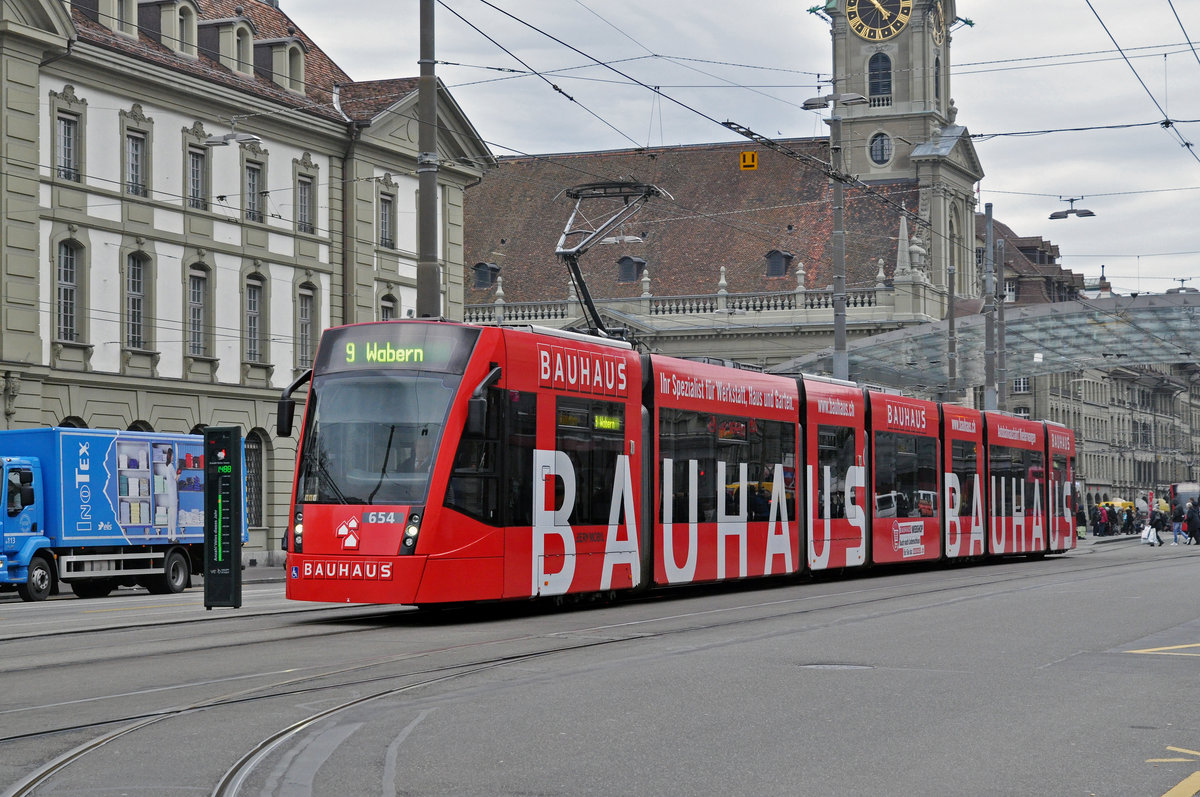 Be 6/8 Combino 654 mit der Bauhaus Werbung, auf der Linie 9, fährt zur Haltestelle Hirschengraben. Die Aufnahme stammt vom 19.12.2018.