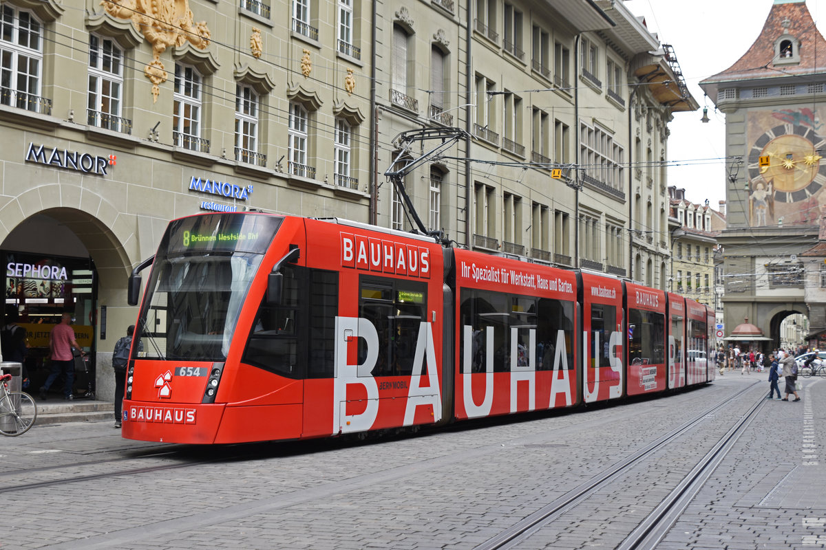 Be 6/8 Combino 654 mit der Bauhaus Werbung, auf der Linie 8, fährt durch die Marktgasse. Die Aufnahme stammt vom 24.04.2019.