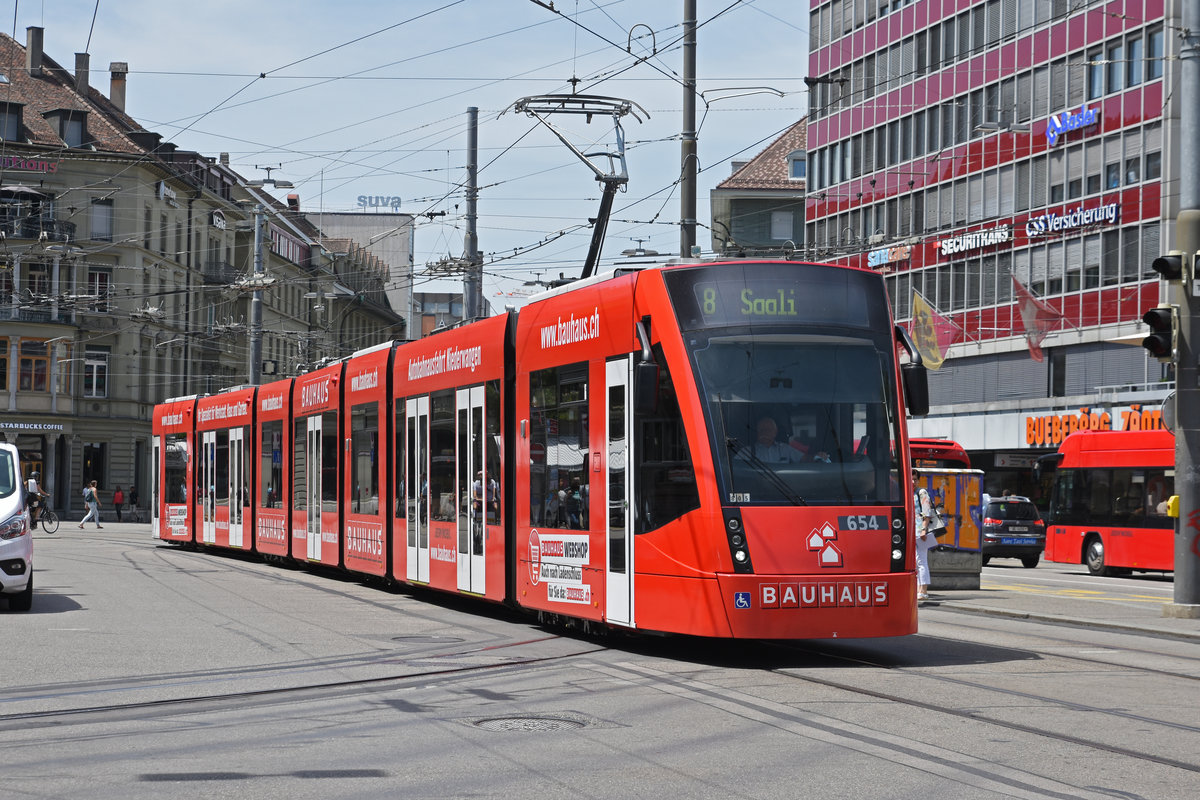 Be 6/8 Combino 654 mit der Bauhaus Werbung, auf der Linie 8, fährt zur Haltestelle beim Bahnhof Bern. Die Aufnahme stammt vom 25.06.2019.