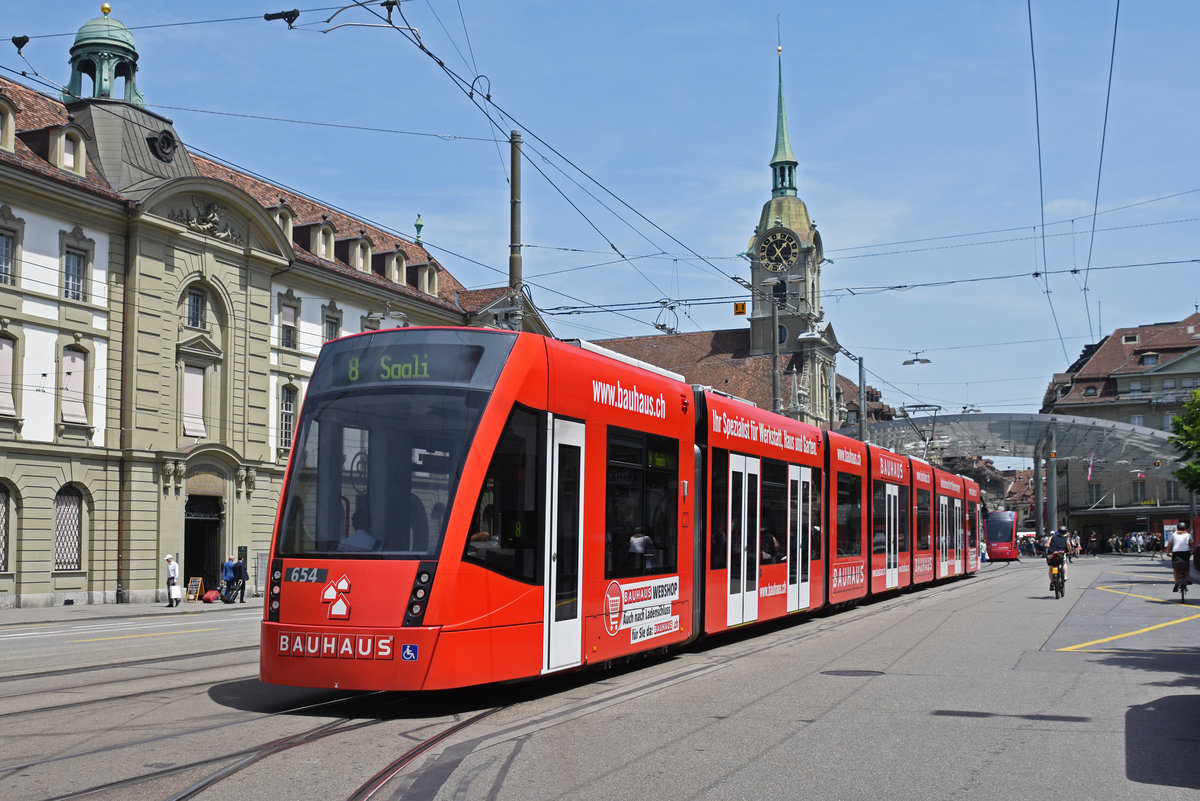 Be 6/8 Combino 654 mit der Bauhaus Werbung, auf der Linie 8, fährt zur Haltestelle beim Bahnhof Bern. Die Aufnahme stammt vom 25.06.2019.