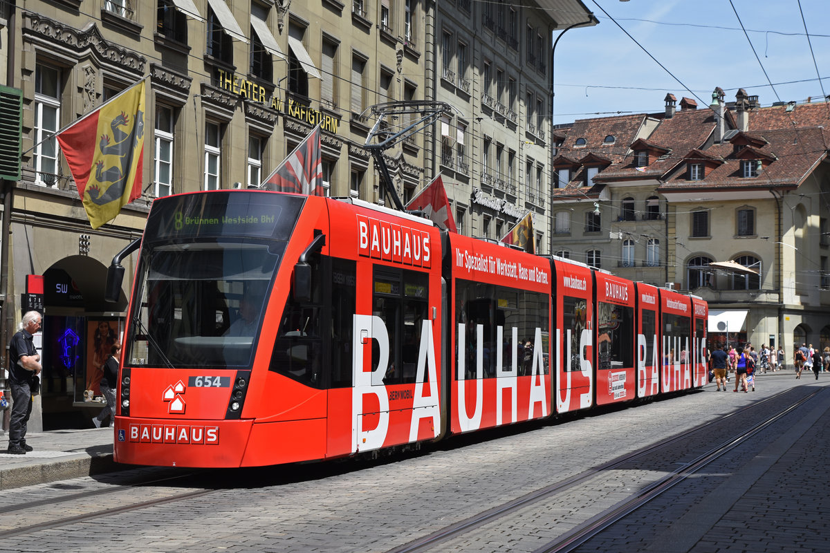 Be 6/8 Combino 654 mit der Bauhaus Werbung, auf der Linie 8, bedient die Haltestelle Bärenplatz. Die Aufnahme stammt vom 25.06.2019.
