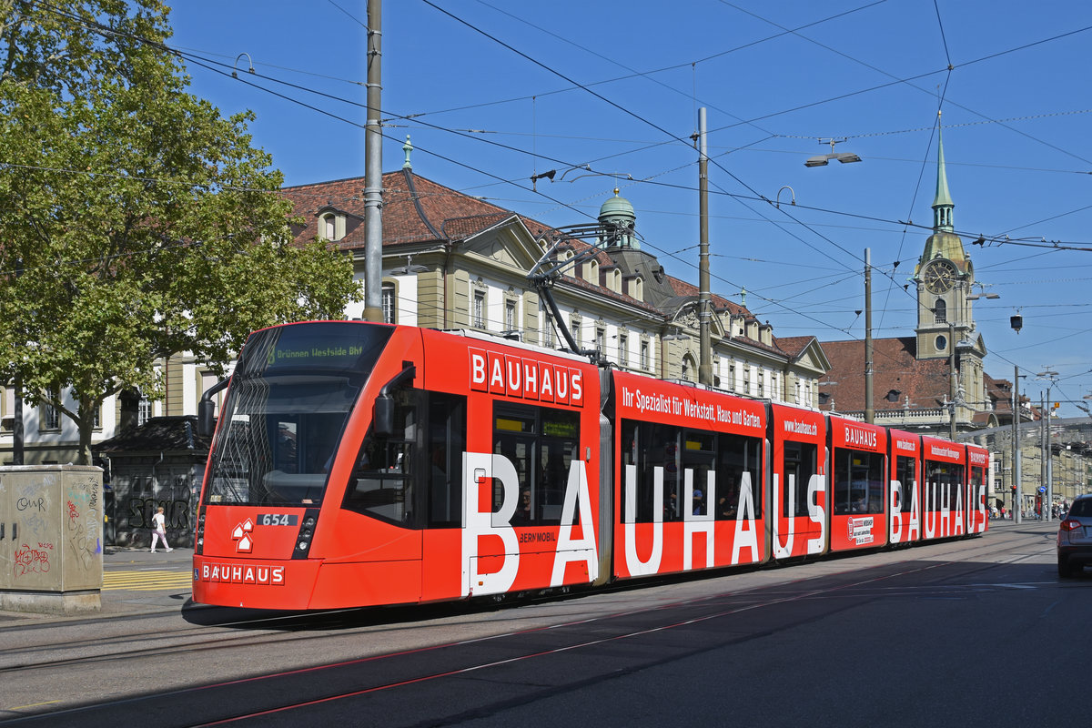 Be 6/8 Combino 654 mit der Bauhaus Werbung, auf der Linie 8, fährt zur Haltestelle Hirschengraben. Die Aufnahme stammt vom 16.09.2019.