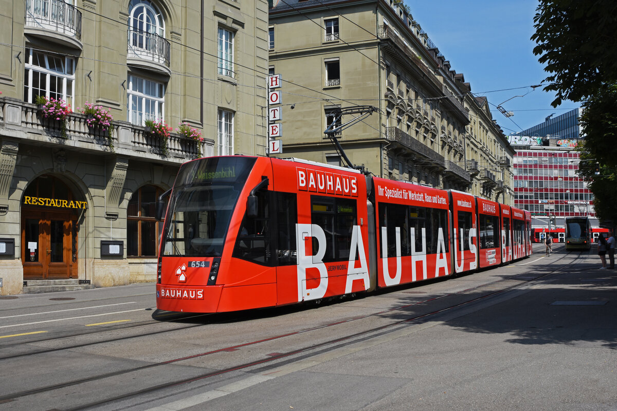 Be 6/8 Combino 654 mit der Bauhaus Werbung, auf der Linie 3, verlässt die Haltestelle Hirschengraben. Die Aufnahme stammt vom 21.08.2021.