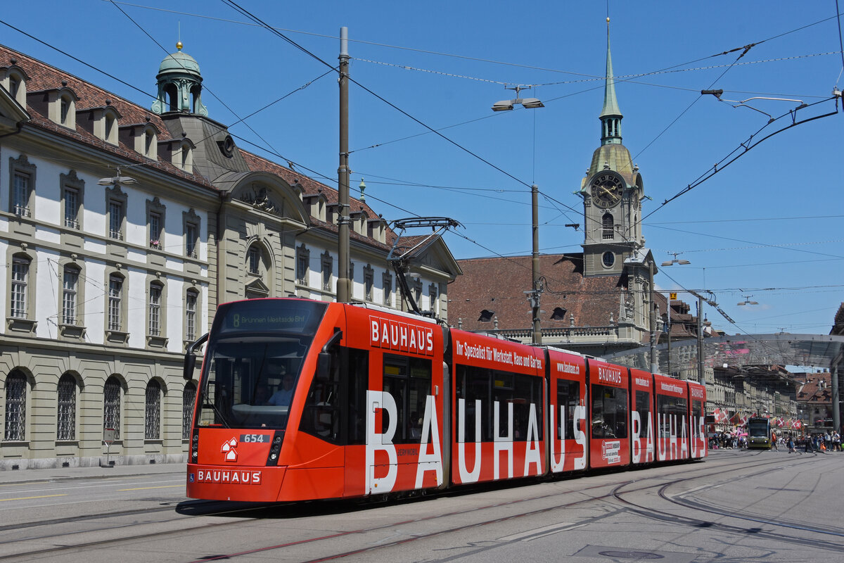 Be 6/8 Combino 654 mit der Bauhaus Werbung, auf der Linie 8, fährt zur Haltestelle Hirschengraben. Die Aufnahme stammt vom 08.07.2022.