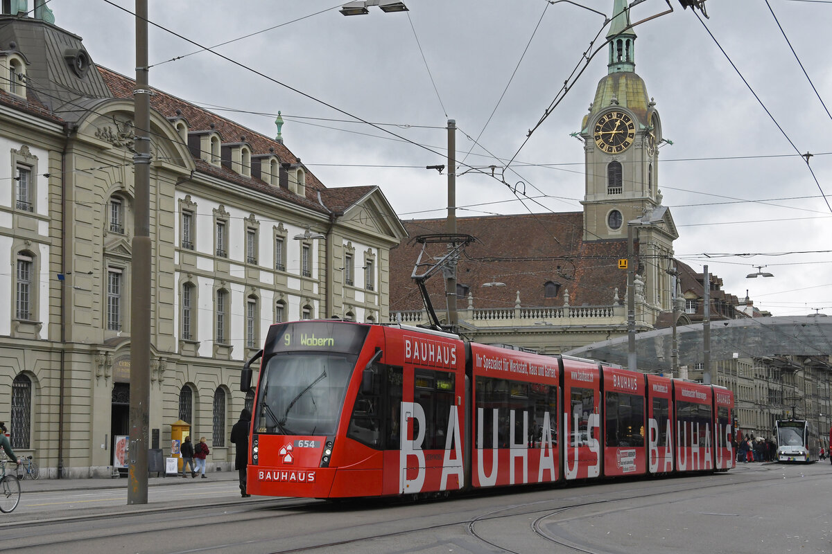 Be 6/8 Combino 654 mit der Bauhaus Werbung, auf der Linie 9, fährt am 17.04.2023 zur Haltestelle Hirschengraben.