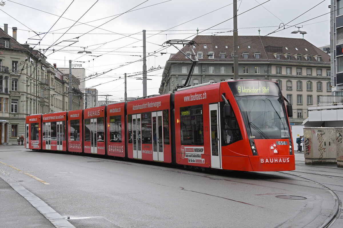 Be 6/8 Combino 654 mit der Bauhaus Werbung, auf der Linie 9, fährt am 17.04.2023 zur Haltestelle beim Bahnhof Bern.