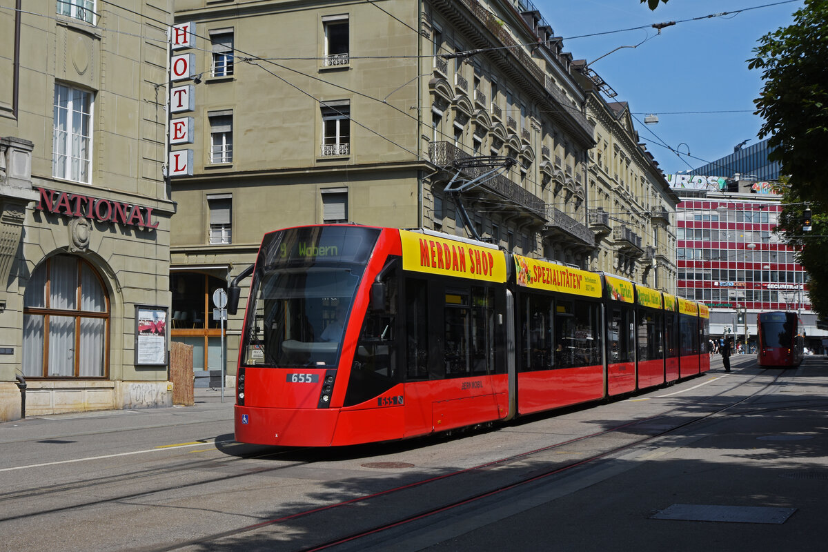 Be 6/8 Combino 655, auf der Linie 9, verlässt die Haltestelle Hirschengraben. Die Aufnahme stammt vom 21.08.2021.