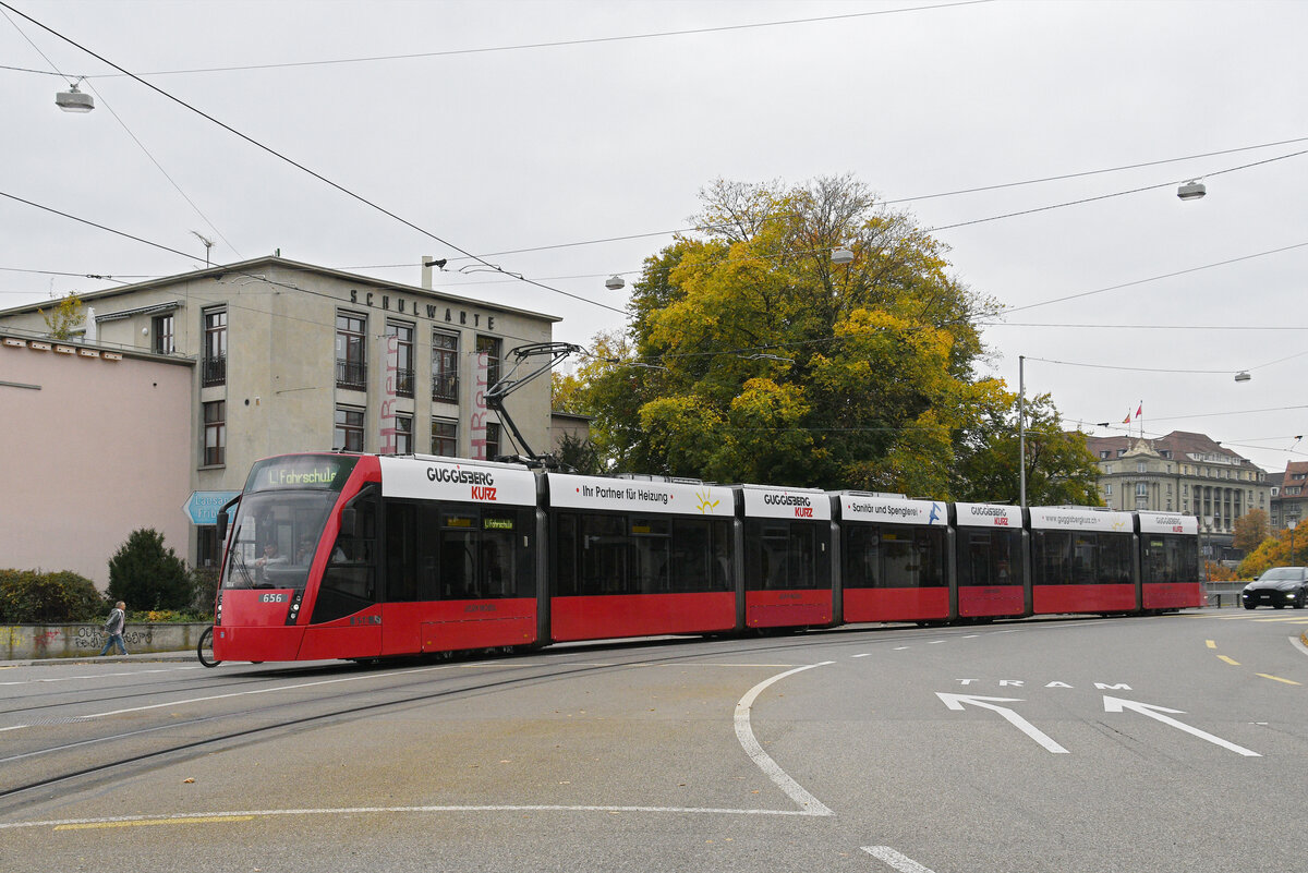 Be 6/8 Combino 656, fährt am 16.10.2025 mit der Fahrschule zur Haltestelle Helvetiaplatz. Aufnahme Bern.