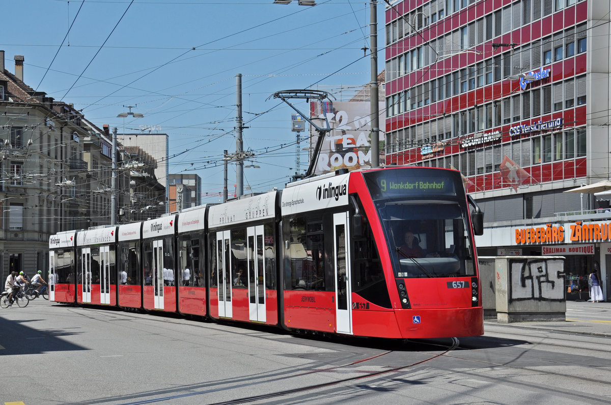Be 6/8 Combino 657, auf der Linie 9, fährt zur Haltestelle beim Bahnhof Bern. Die Aufnahme stammt vom 09.07.2018.