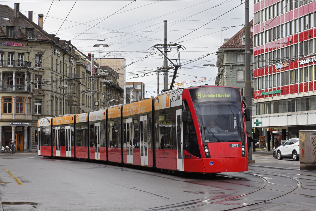 Be 6/8 Combino 657, auf der Linie 9, fährt zur Haltestelle beim Bahnhof Bern. Die Aufnahme stammt vom 21.12.2019.
