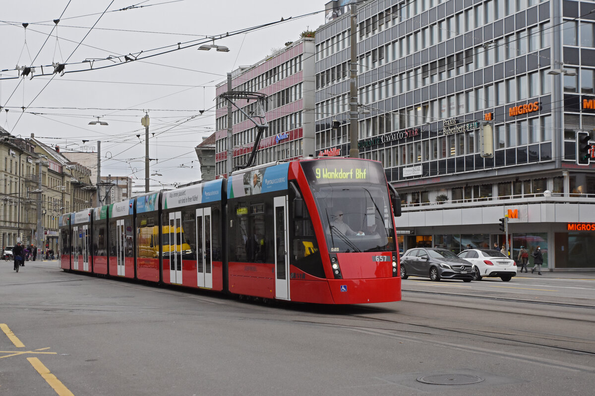 Be 6/8 Combino 657, auf der Linie 9, fährt zur Haltestelle beim Bahnhof Bern. Die Aufnahme stammt vom 30.11.2021.
