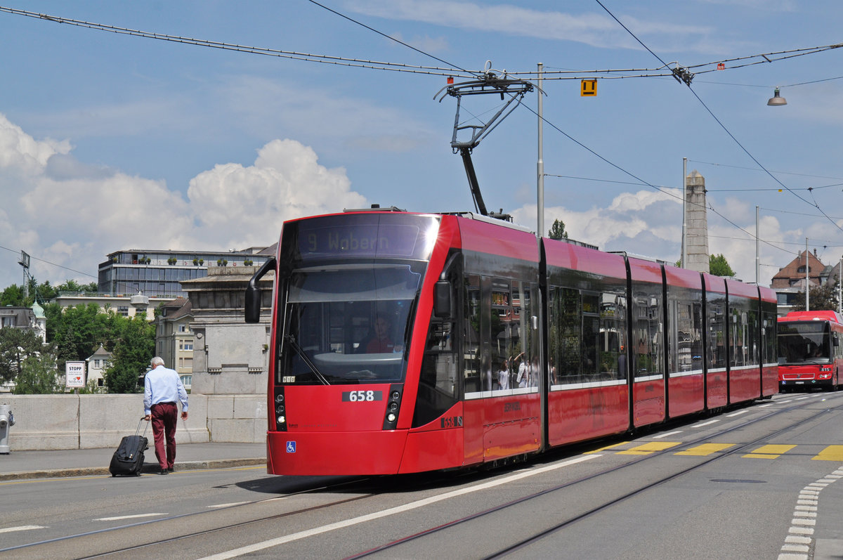 Be 6/8 Combino 658, auf der Linie 9, fährt zur Haltestelle Zytglogge. Die Aufnahme stammt vom 22.05.2018.