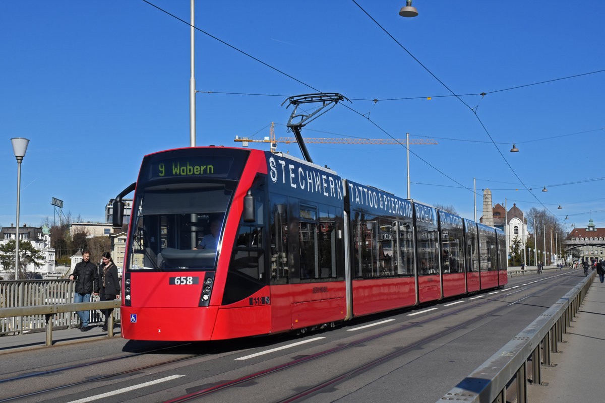 Be 6/8 Combino 658, auf der Linie 9, überquert die Kornhausbrücke Richtung Haltestelle Zytglogge. Die Aufnahme stammt vom 24.02.2020.