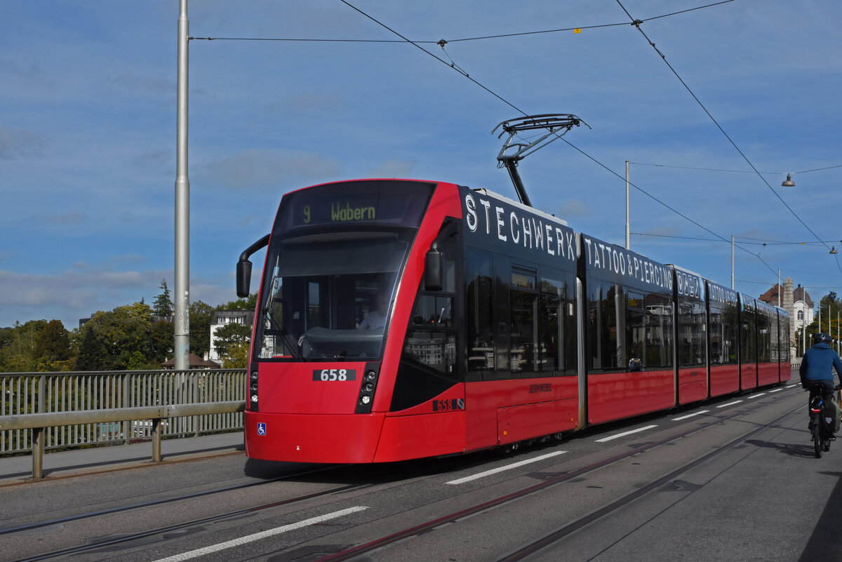 Be 6/8 Combino 658, auf der Linie 9, überquert am 04.10.2022 die Kornhausbrücke.