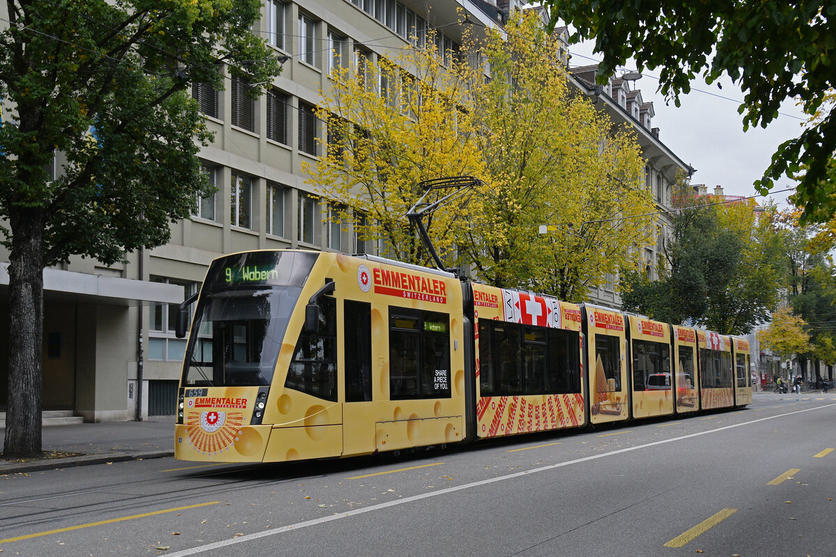 Be 6/8 Combino 659 mit der Werbung für Emmentaler Käse, auf der verkürzten Linie 9, fährt am 16.10.2025 durch die Bundesgasse. Aufnahme Bern.